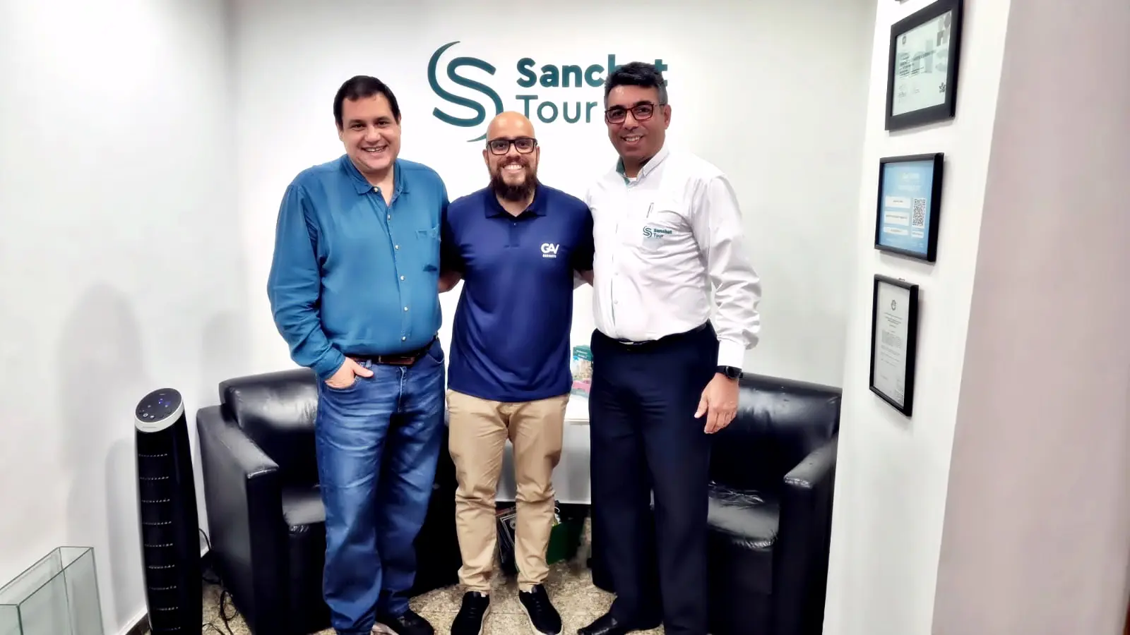 Gabriel Miranda, da Gav Resort, entre Lucas Lucero e Pablo Gabriel, da Sanchat. Foto: Divulgação sanchat gav resorts