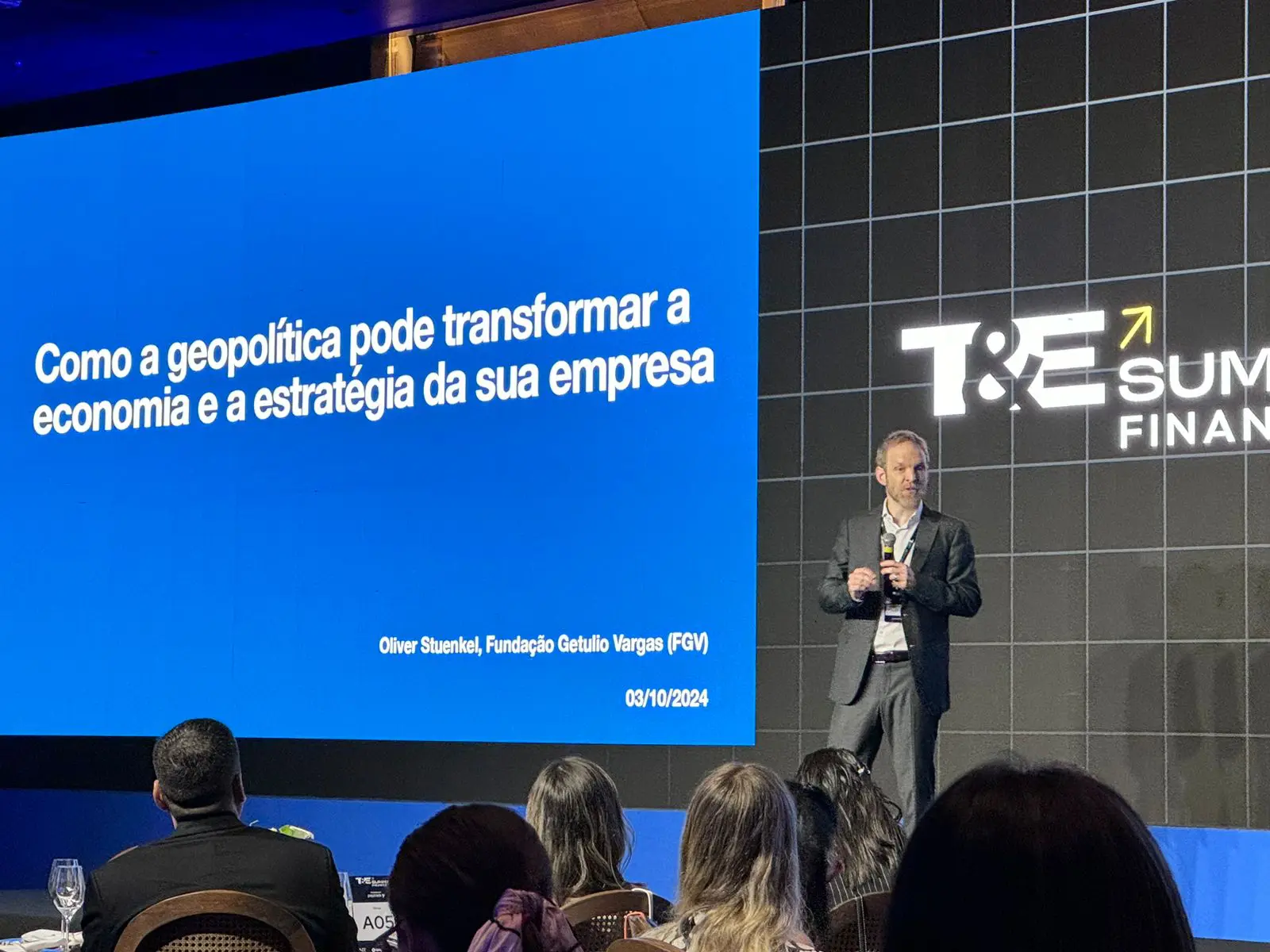 Oliver Stuenkel, professor da Fundação Getulio Vargas (FGV), apresentou no T&E Summit Finance detalhes sobre a evolução da globalização e como temas como sustentabilidade e IA também são impactados pela goepolítica (Foto: Felipe Lima/Brasilturis)