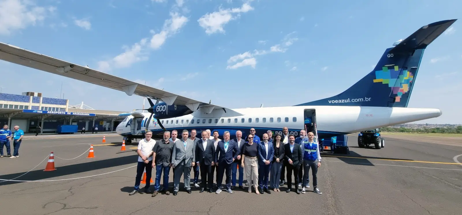 Autoridades e equipe Azul no voo inaugural (Foto: Tetê Viviane)