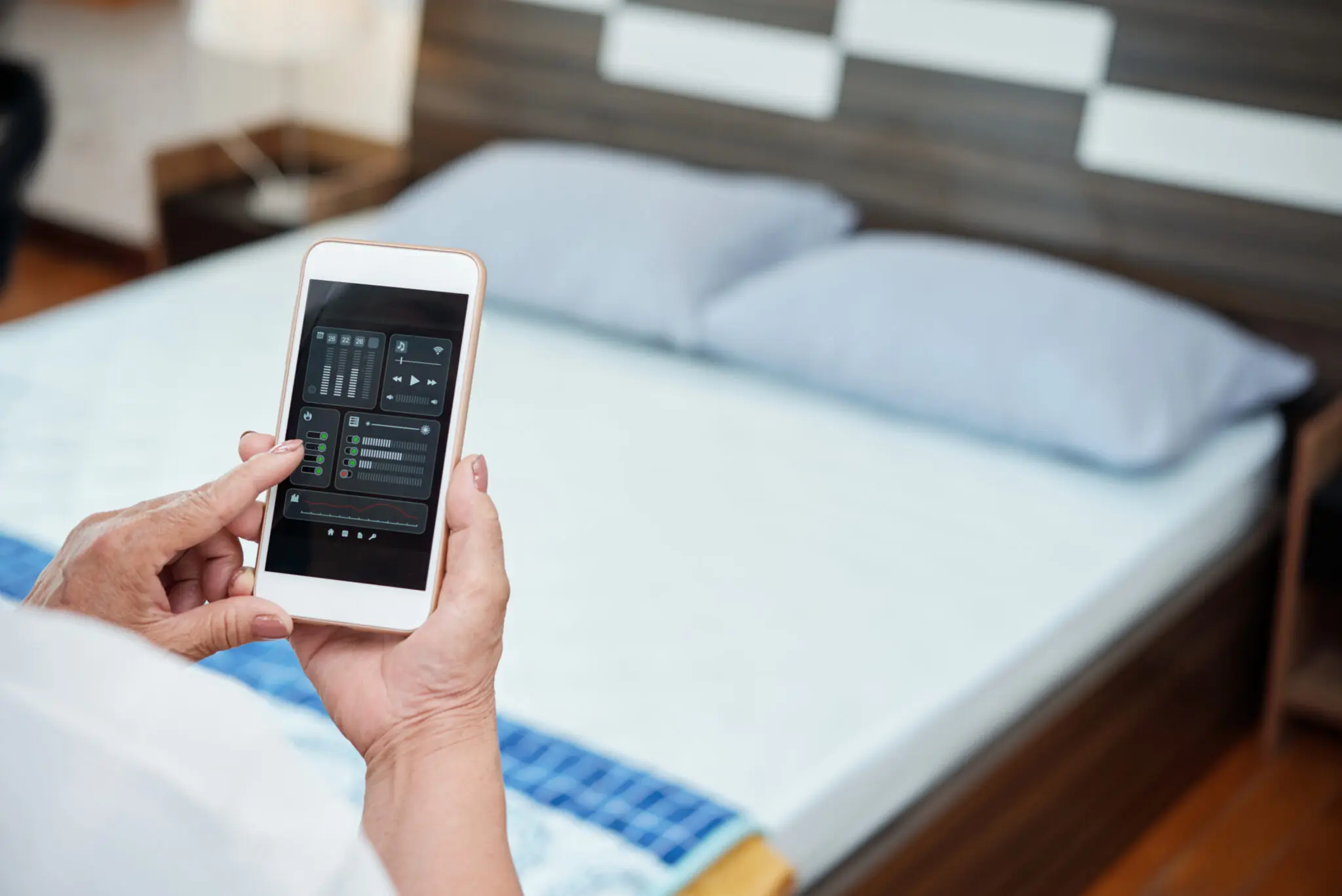 Woman Using Smartphone In Bedroom hoteleiras