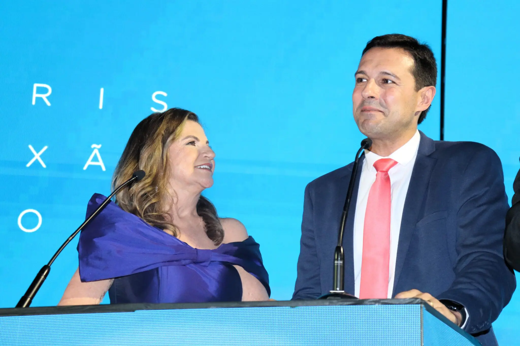 Marta Rossi e Eduardo Zorzanello (ambos do Festuris) fazem o discurso de abertura, expressando gratidão pelo Brasil e orgulho do povo gaúcho. Festuris abertura data 2025