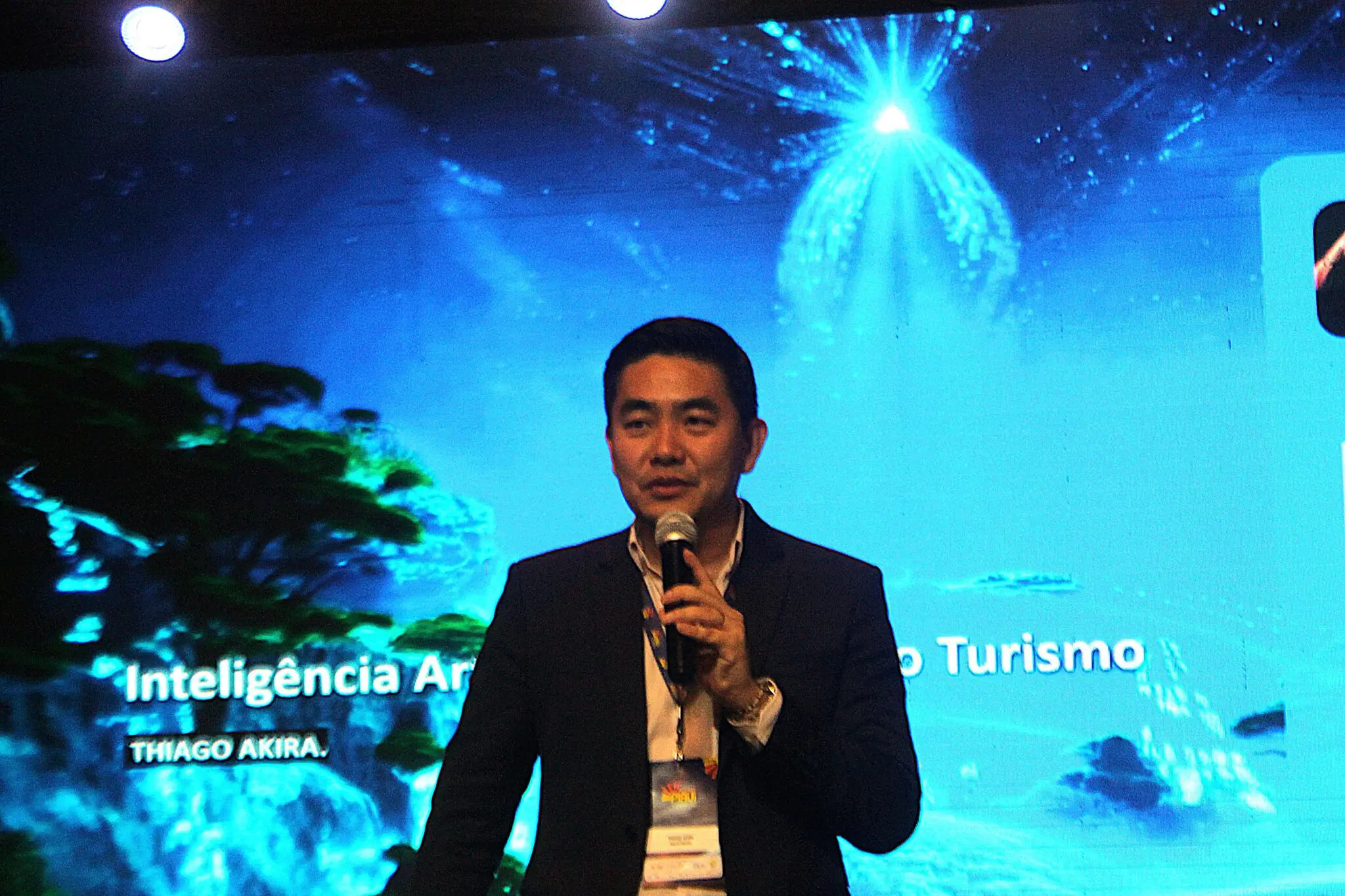 Thiago Akira durante palestra no Summit Piauí.