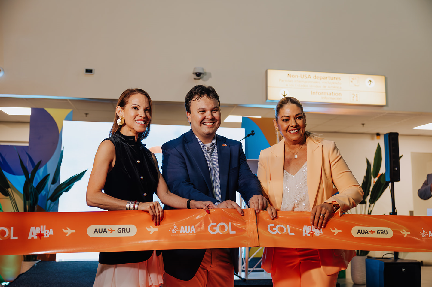 O corte de faixa do voo inaugural Aruba (AUA) - São Paulo (GRU) teve a presença de Ronella Croes (í esq.), CEO da ATA, Matheus Motta, gerente de Planejamento de Infraestrutura Aeroportuária da Gol, e Jo-Anne Arends, executiva de Negócios de Aviação da Aruba Airport Authority (AAA) - Foto: Divulgação AAA voos caribe gol aruba