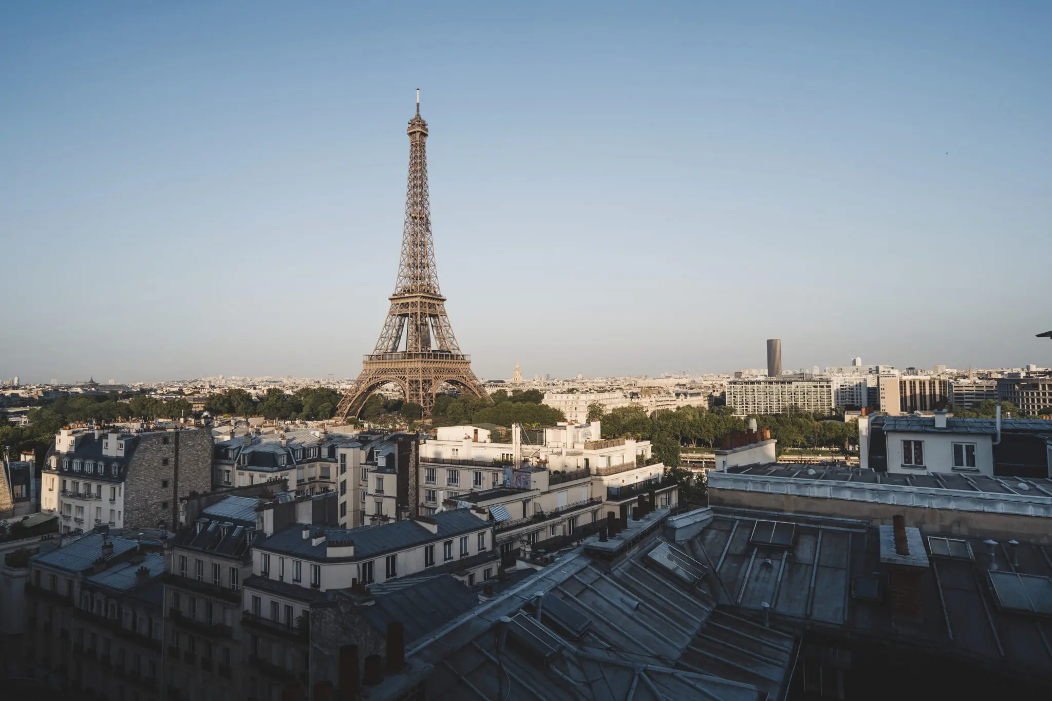 The Eiffel Tower at Champ de Mars in Paris, France Paris se destaca entre os destinos internacionais mais baratos em março de 2025 (Foto: Freepik)