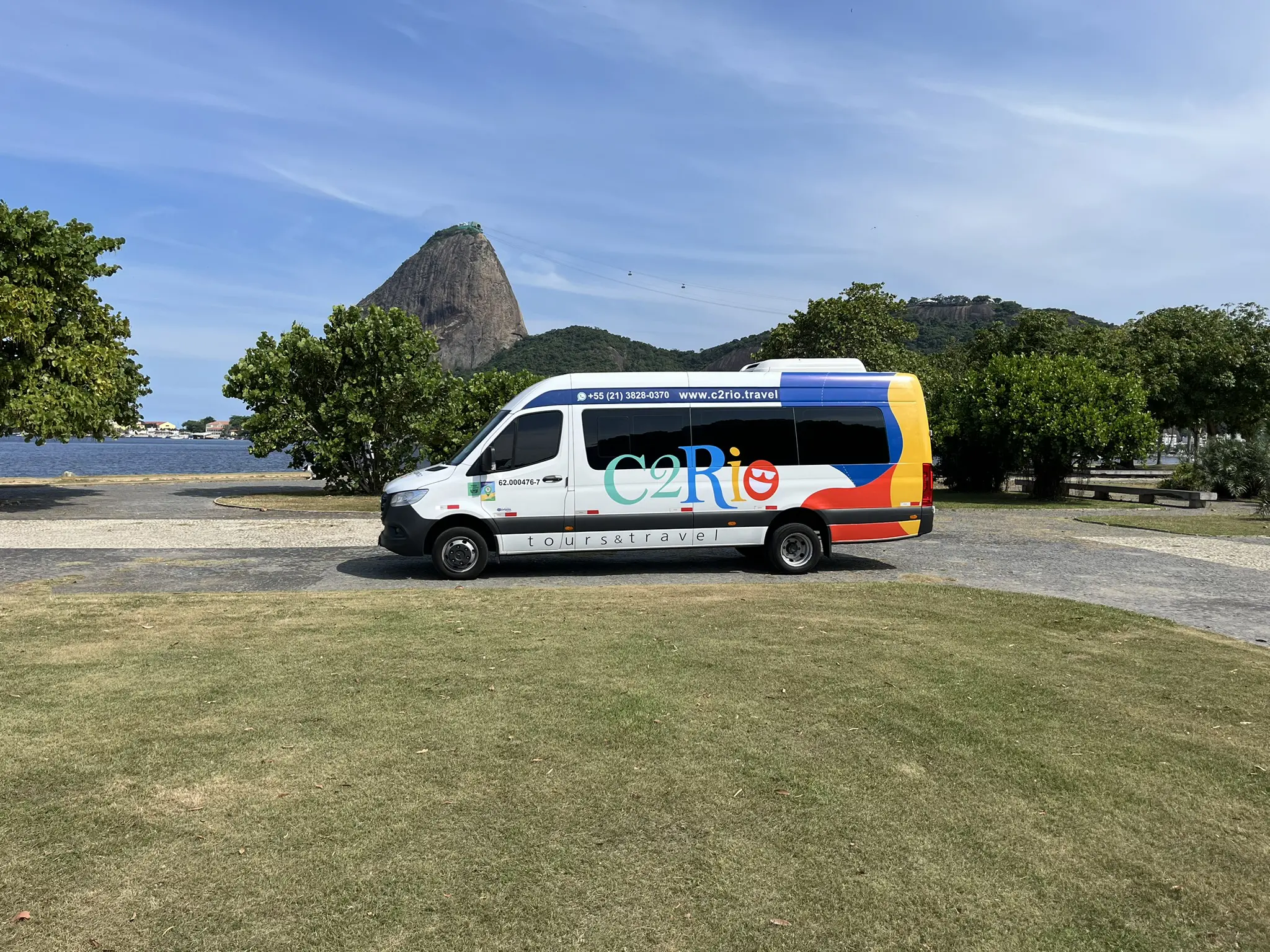 Van adesivada da C2Rio (Foto: Divugação)