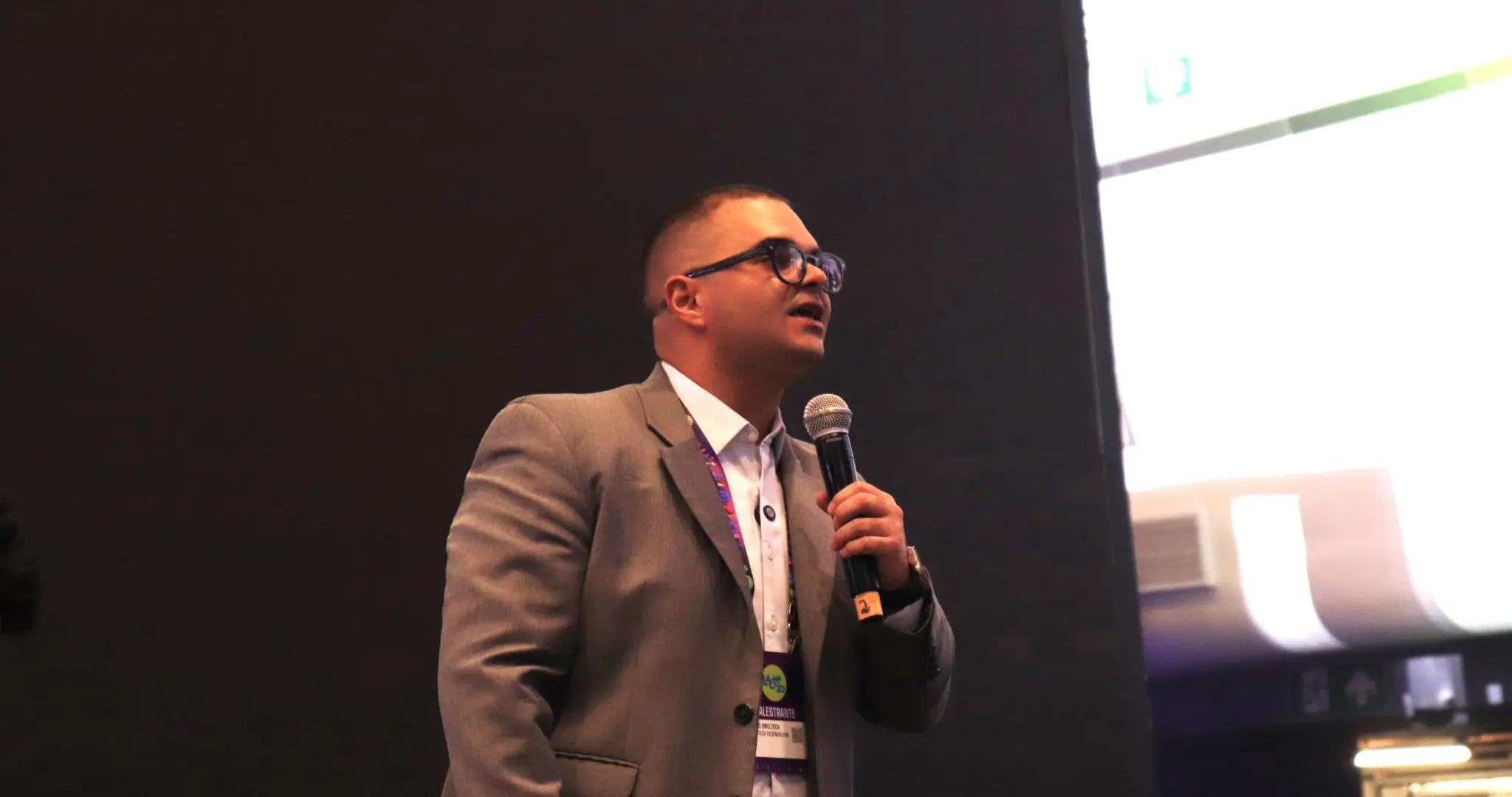 Bruno Omeltech, CEO da Omeltech Desenvolvimento, explicou o conceito Phygital, a união entre  o físico e o digital (Foto: Geovana Fraga/ Brasilturis) Bruno Omeltech, CEO da Omeltech Desenvolvimento, explicou o conceito Phygital, a união entre o físico e o digital (Foto: Geovana Fraga/ Brasilturis)