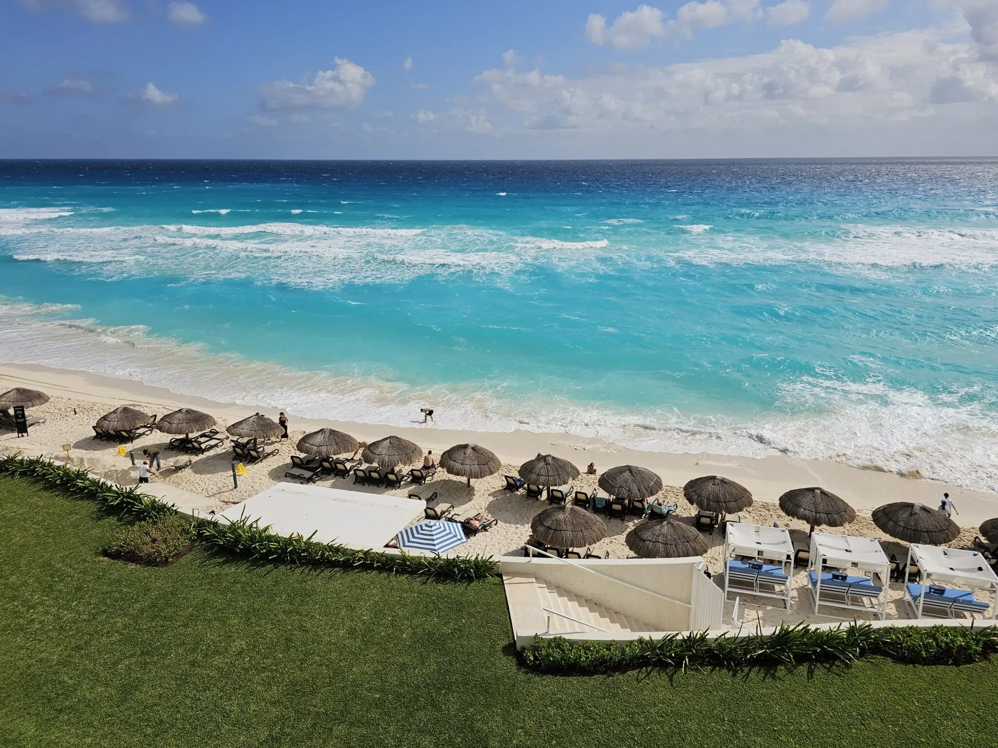 Resorts com conceito peÌ na areia, como o Hilton CancuÌn Mar Caribe, são muito comuns na região. Foto_ Kamilla Alves