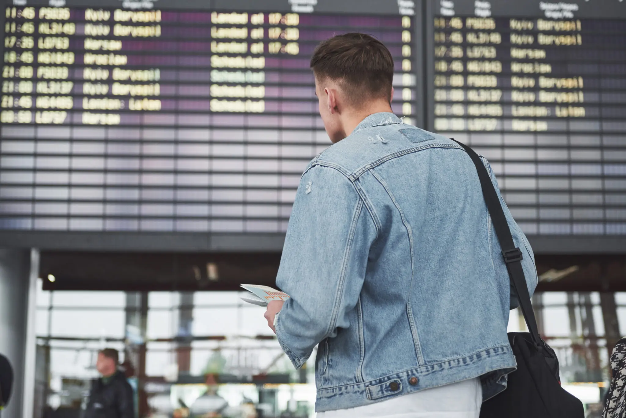 The man expects his flight at the airport. cancelamentos voos
