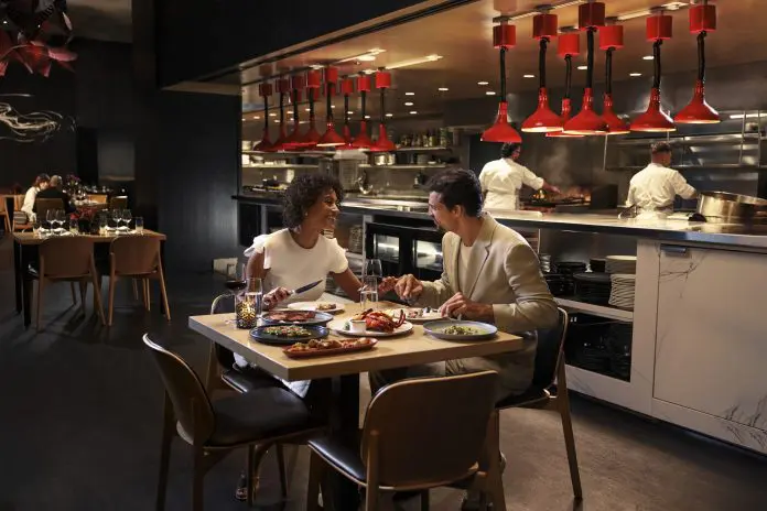 3170-couple-dining Esta é a primeira vez que Orlando conquista um restaurante com duas estrelas Michelin. Crédito: Divulgação