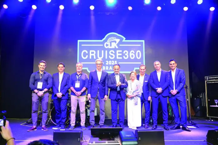Figuras públicas e representantes de empresas do setor de cruzeiros posaram para foto ao final do evento Cruise 360