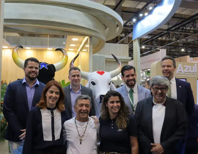 Representantes da Azul, Azul Viagens, Embratur e Parintins firmam acordo na WTM 2025. Crédito: Maurício Herschander/ Brasilturis