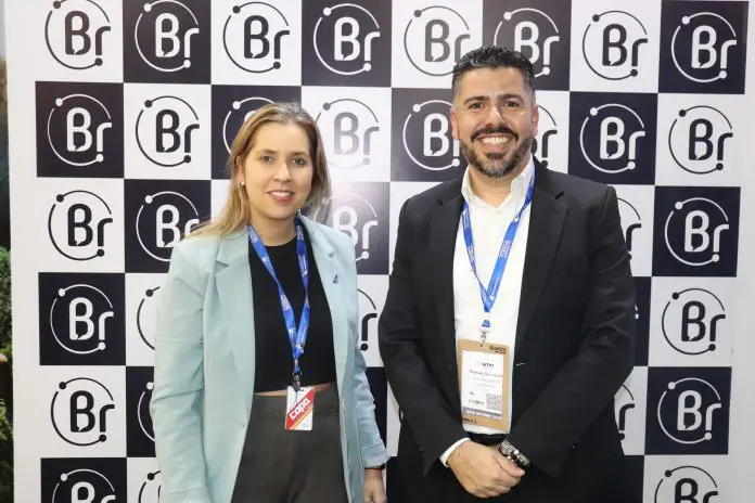 Valeria Padilla, gerente de Marketing, e Raphael de Lucca, gerente Comercial da Copa Airlines para o Brasil Crédito: Kamilla Alves/Brasilturis IMG_4662 copa airlines