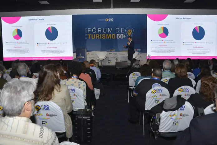 Thiago Akira apresentou os dados da pesquisa no Fórum de Turismo 60+. Crédito: Divulgação