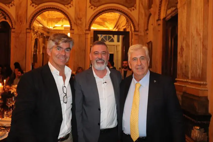 Leônidas Oliveira, secretário de Cultura e Turismo de Minas Gerais, entre Gonçalo Rebelo de Almeida, CEO do Grupo Vila Galé, e Jorge Rebelo de Almeida, fundador e presidente do Grupo Vila Galé. Crédito: Maurício Herschander/ Brasilturis