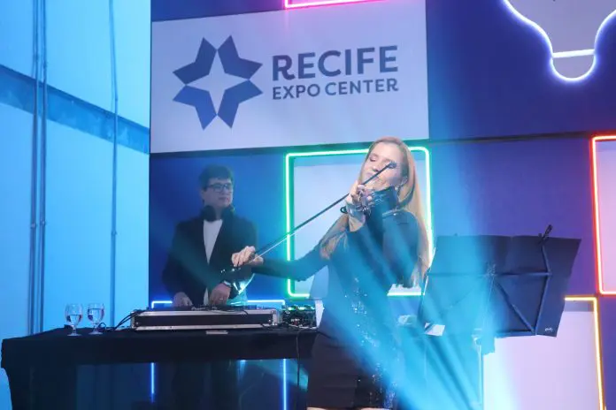 Apresentação de Dj com violinista deu início ao evento Rec 100, do Recife Expo Center. Crédito: Kamilla Alves/Brasilturis