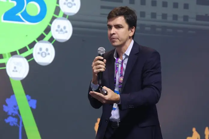 Guilherme Dietze, assessor econômico da FecomercioSP, comenta impactos do aumento do IOF sobre o câmbio em espécie. Crédito: KV Conteúdo