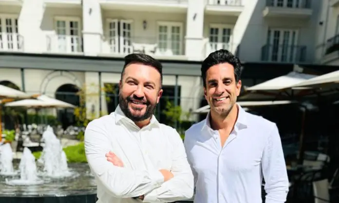 Wilson Silva e Roberto Ruíz Júnior, da R3 Viagens. Crédito: Divulgação/R3 Viagens