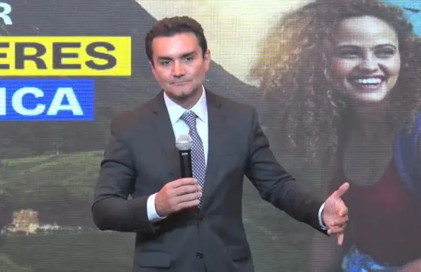 Turistas estrangeiros