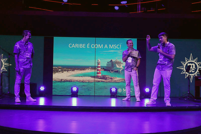 Eduardo Mariani, Adrian Ursilli e Ignacio Palacios deram as boas-vindas aos agentes presentes na 5ª Convenção Internacional de Vendas da MSC Cruzeiros. Crédito: Felipe Lima/Brasilturis Eduardo Mariani, Adrian Ursilli e Ignacio Palacios deram as boas-vindas aos agentes presentes na 5ª Convenção Internacional de Vendas da MSC Cruzeiros. Crédito: Felipe Lima/Brasilturis