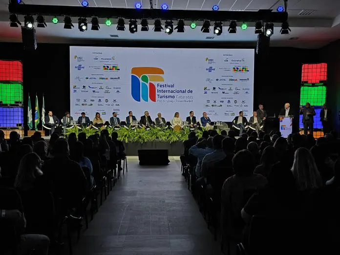 Mesa de abertura contou com diversas autoridades. Crédito: Kamilla Alves/Brasilturis fit cataratas