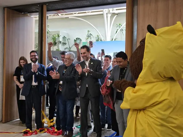 Momento simbólico do corte da fita contou com a presença de autoridades e a capivara, animal ícone do Paraná. Crédito: Kamilla Alves/Brasilturis Momento simbólico do corte da fita contou com a presença de autoridades e a capivara, animal ícone do Paraná. Crédito: Kamilla Alves/Brasilturis