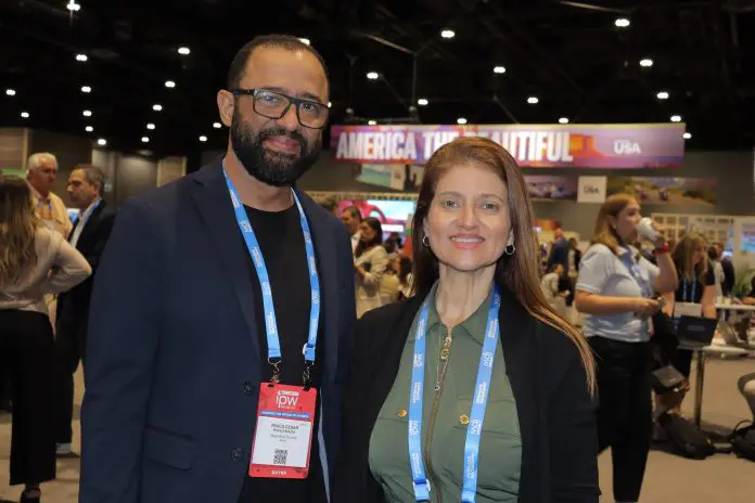 Paulo Cesar, diretor executivo da Magic Blue, e Joice Ferreira, diretora de Marketing e Grupos. Crédito: Felipe Lima/Brasilturis