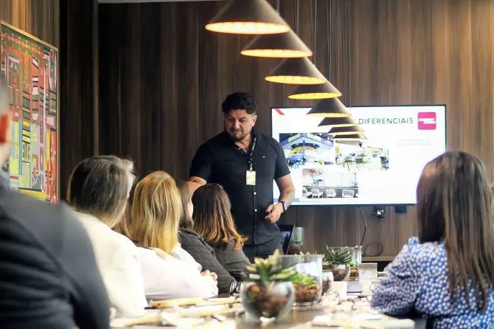 Leo Ramos, da Assist Card, levou cases e orientações para gestores de viagens. Crédito: Divulgação/ FCM | Kontik Business Travel viagens corporativas