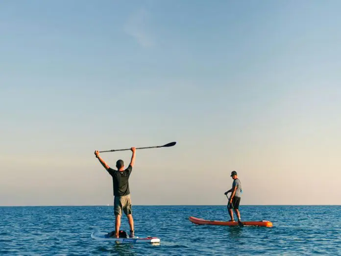 A prática do stand up paddle permanece autorizada nas praias cariocas. Crédito: Hanif Mahmad/ Unsplash