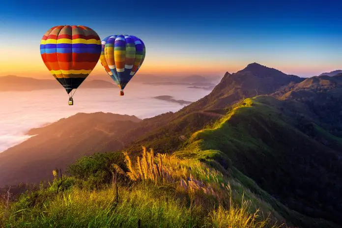 Landscape of morning fog and mountains with hot air balloons at qualificação turismo