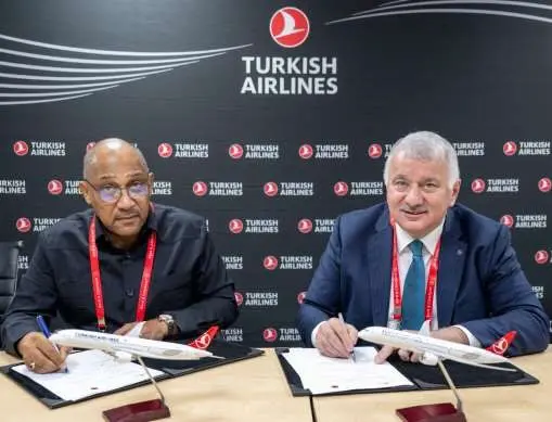 Da esquerda para a direita: Nelson Rodrigues de Oliveira, PCE da Taag Linhas Aéreas de Angola e Bilal Ekşi, CEO da Turkish Airlines. Crédito: Divulgação/Taag