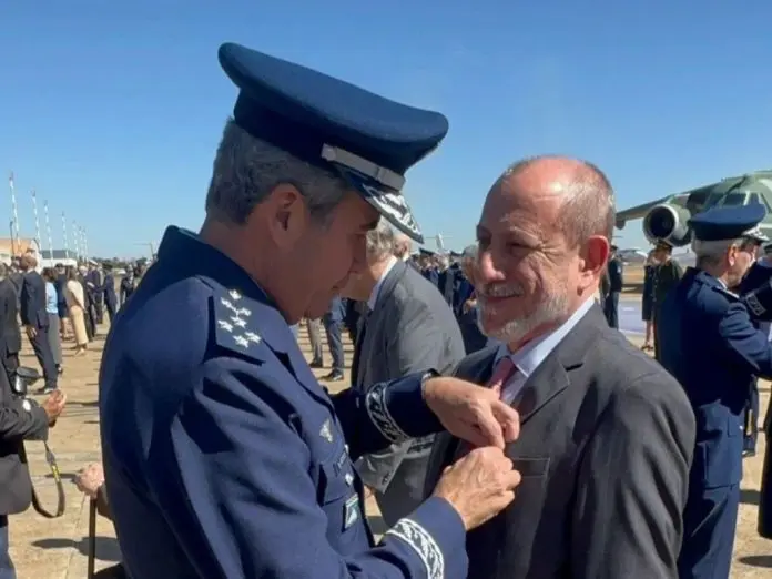 Para Toni Sando, a condecoração simboliza um marco em sua trajetória no setor de Turismo e Eventos. Crédito: Reprodução / Arquivo pessoal Para Toni Sando, a condecoração simboliza um marco em sua trajetória no setor de Turismo e Eventos. Crédito: Reprodução / Arquivo pessoal