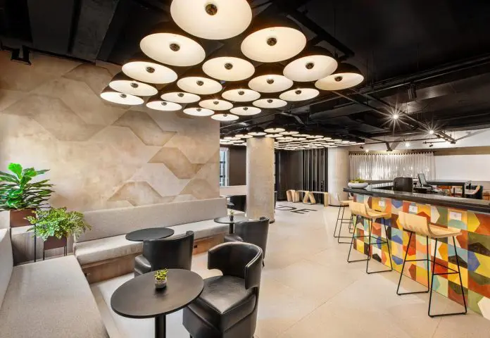 Área comum do Innside Itaim, onde acontece a exposição Área comum do Innside Itaim, onde acontece a exposição