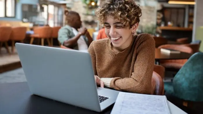 O curso, totalmente online, é formado por 3 módulos (Atendimento, Comunicação e Temas Transversais). Crédito: Freepik