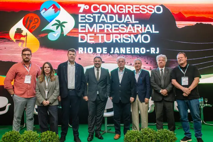 Guilherme Abreu- presidente da FC&VB-RJ- na abertura do congresso- com os Secretários de TurismoTutuca- do estado- e Daniela Maia- do município- e palestrantes do primeiro dia - Crédito - Juliana Chalita Guilherme Abreu, presidente da FC&VB-RJ, na abertura do congresso com os Secretários de Turismo Tutuca - do estado- e Daniela Maia - do município - e palestrantes do primeiro dia. Crédito: Juliana Chalita