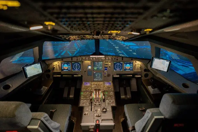 O dispositivo reproduz com precisão o hardware e a cabine do Airbus A320, aeronave muito usada em voos de curta e média duração. Crédito: Divulgação/ProFlight Academy
