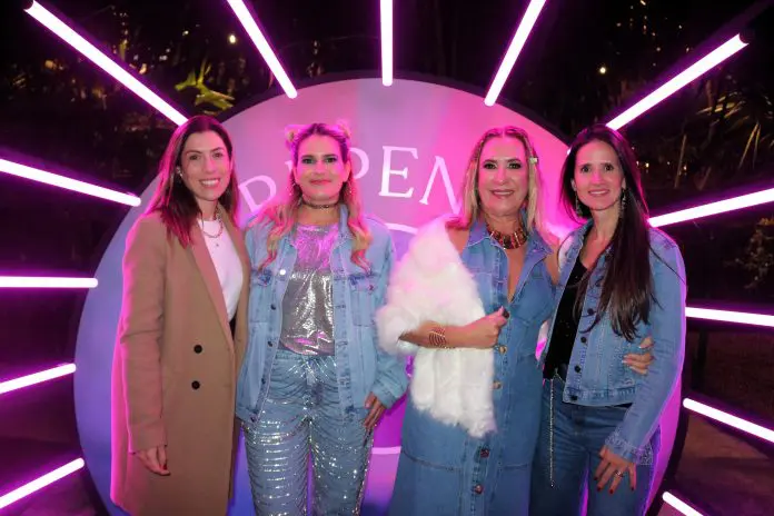 Juliana Andrade e Vivi Martins (ambas da Academia de Viagens Corporativas) entre Fernanda Garrido (Grand Hyatt São Paulo) e Enza Barom (Hyatt) Academia de Viagens Corporativas