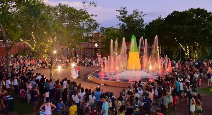 O Marco das Três Fronteiras é um ponto de encontro de moradores e turistas que contemplam natureza, cultura e gastronomia. Crédito: Diogo Justus