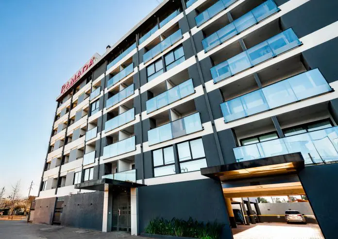 Localizado em Luque, cidade vizinha a Assunção e em plena expansão, o novo Ramada ocupa posição estratégica. Crédito: Divulgação / Wyndham