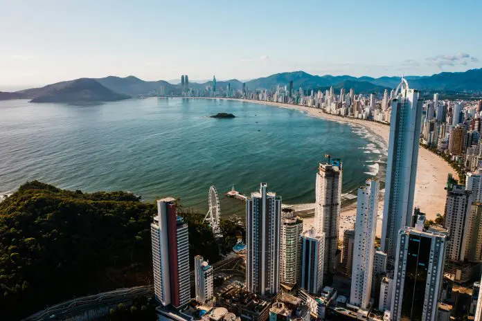 alex-cacRegra vale para passeios, traslados e roteiros turísticos em qualquer município catarinense e prevê sanções em caso de descumprimento. Crédto: Alex Caceres/Unsplasheres-f7h1TYbY9t4-unsplash Santa Catarina