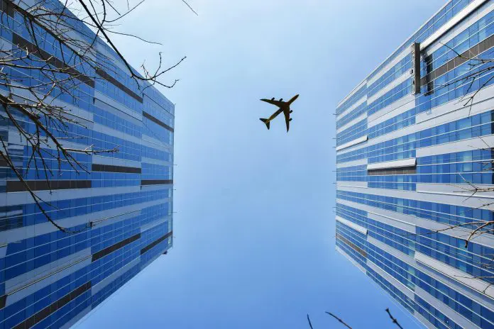 Entre os questionamentos está a preocupação com o eventual fechamento de rotas concorrenciais após a entrada em vigor do acordo entre Gol a Azul. Crédito: 周 康/pexels Entre os questionamentos está a preocupação com o eventual fechamento de rotas concorrenciais após a entrada em vigor do acordo entre Gol a Azul. Crédito: 周 康/pexels