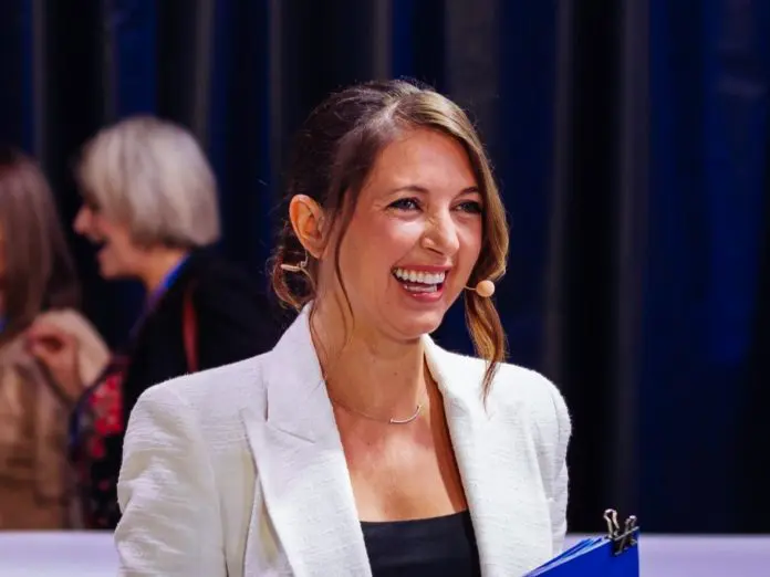 Cintia Tavella Gomez, diretora executiva, Booking.com Crédito: Divulgação / Travel Connect 2025