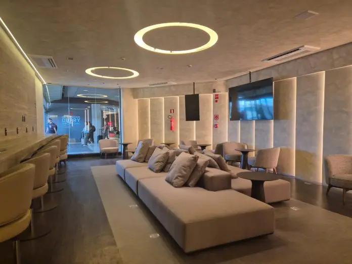 Sala vip fica em frente ao embarque doméstico, no segundo andar, e funciona 24h Crédito: Divulgação/ BH Airport Sala vip fica em frente ao embarque doméstico, no segundo andar, e funciona 24h Crédito: Divulgação/ BH Airport