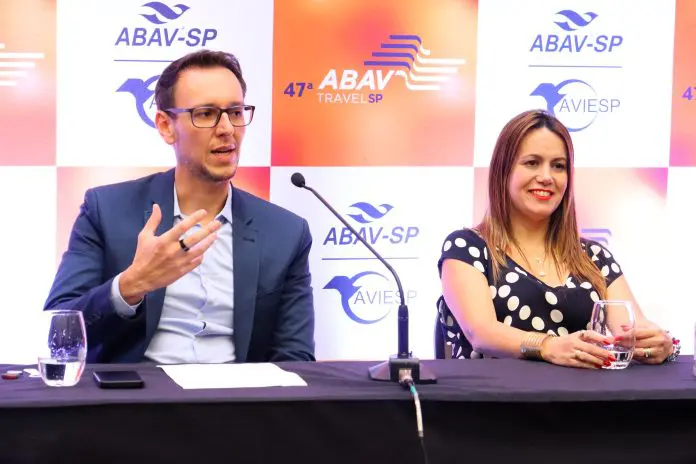 Bruno-Waltrick-e-Juliana-Assuncao-ambos-da-Abav-SP-Aviesp.-Foto-Matheus-Alves-Brasilturis-1 mettingsp