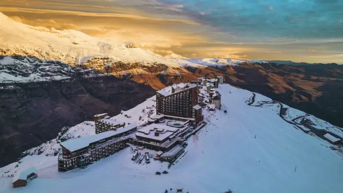 A decisão foi motivada pelas condições climáticas favoráveis e pelo volume excepcional de neve acumulada neste ano. Crédito: Divulgação/Valle Nevado A decisão foi motivada pelas condições climáticas favoráveis e pelo volume excepcional de neve acumulada neste ano. Crédito: Divulgação/Valle Nevado