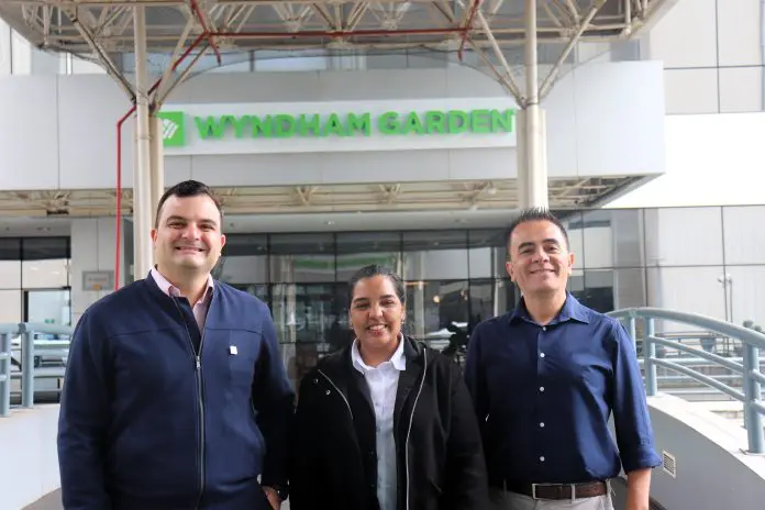 Diego Baldo, subgerente do Espaço Immensità, Isabela Tolosa, da equipe de Marketing, e Tiharu Matsumoto, gerente de Vendas do Wyndham Garden Nortel. Crédito: Maurício Herschander/ Brasilturis