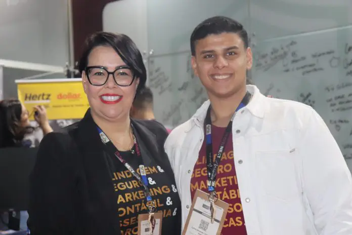 Flávia Coradi e Carlos Eduardo Santos, da Protur. Crédito: Maurício Herschander/ Brasilturis