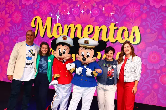 Alexander Haim, Thais Ramos, Juliana Belloti e Manoela Gentil Bopp com o casal mais querido da Disney: o Mickey e a Minnie. Crédito: Felipe Lima/Brasilturis Alexander Haim, Thais Ramos, Juliana Belloti e Manoela Gentil Bopp com o casal mais querido da Disney: o Mickey e a Minnie. Crédito: Felipe Lima/Brasilturis