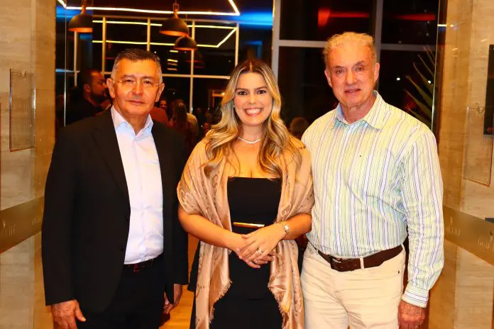 Segundo de Almeida, gerente geral do Tryp by Wyndham Brasília Nações; Camila Arruda, proprietária da rede Villagio; e Carlos Gurgulino, JCGontijo Engenharia, responsável pela construção do empreendimento. Crédito: Felipe Lima/Brasilturis