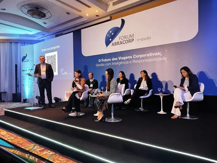 Painel foi realizado em modelo fishbowl, em que dois painelistas ficam em destaque, na frente de outros que podem substituí-los quando quiserem participar da conversa Fórum Abracorp