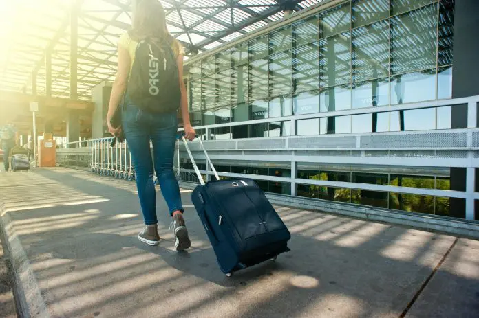 Associação aposta em uma agenda de redução de custos para reincluir classe C na aviação e projeta 140 milhões de passageiros transportados até 2030  Crédito: AlexP/Pexels abear